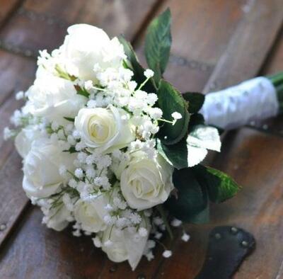 Букет невесты из белых роз и гипсофилы