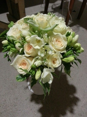 Букет невесты из розы и фрезии