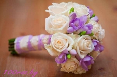 Букет невесты из роз и фиолетовой фрезии