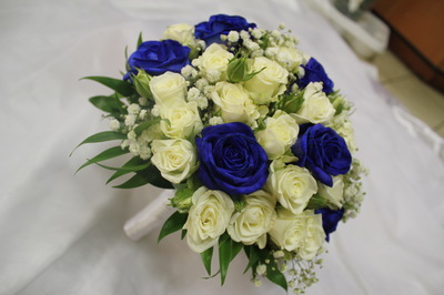Букет невесты из белых и синих роз