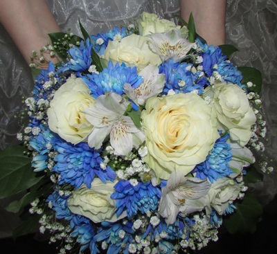 Букет невесты из роз, альстромерии, хризантем, гипсофилы