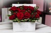 Ящик с красными розами 