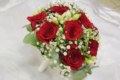Букет невесты с красными розами и гипсофилой