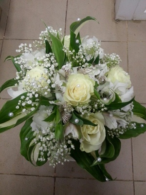 Букет невесты из розы, альстромерии и гипсофилы